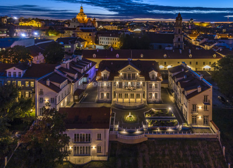 Nuomojamas butas Bokšto g., Senamiestis, Vilniaus m., Vilniaus m. sav., 105 m2 ploto, 3 kambariai