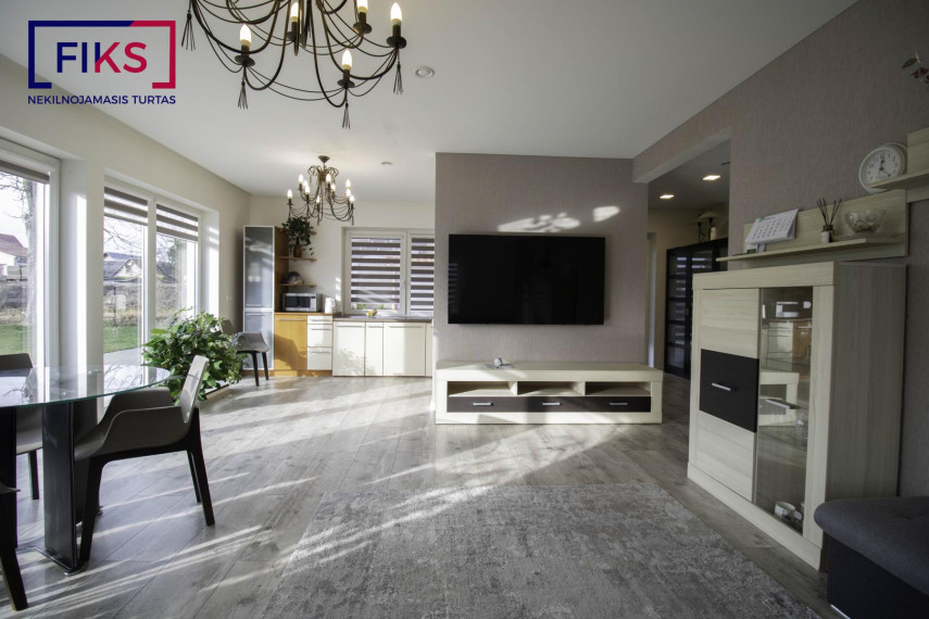 Parduodamas namas Čekiškės g., Vilkijos m., Kauno r. sav., 277.87 m² ploto 2 kambariai 3