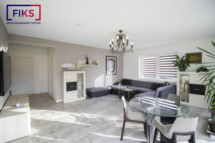 Parduodamas namas Čekiškės g., Vilkijos m., Kauno r. sav., 277.87 m² ploto 2 kambariai 5