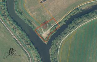 PRIE MINIJOS UPĖS PARDUODAMAS 72 ARŲ SKLYPAS SAKŪČIŲ KAIME 13