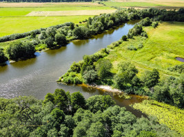 PRIE MINIJOS UPĖS PARDUODAMAS 72 ARŲ SKLYPAS SAKŪČIŲ KAIME 17