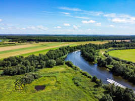 PRIE MINIJOS UPĖS PARDUODAMAS 72 ARŲ SKLYPAS SAKŪČIŲ KAIME 28
