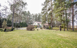 PARDUODAMA 483,81 KV.M. PLOTO AUTENTIŠKAI ĮRENGTA IR IŠPUOSELĖTA SODYBA SU DVIEM PIRTIMIS PUŠYNO APSUPTYJE BYGALIŲ KAIME, 20 KM NUO PANEVĖŽIO MIESTO 48