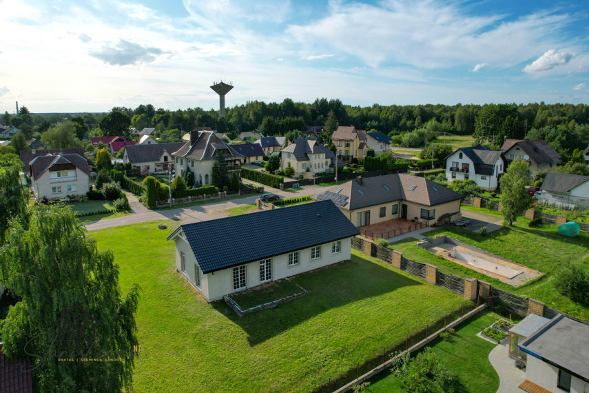 PARDUODAMAS ERDVUS IR ŠIUOLAIKIŠKAS NAMAS SU 15.21 ARŲ ŽEMĖS SKLYPU ŠILUTĖJE, RAMYBĖS G. 30