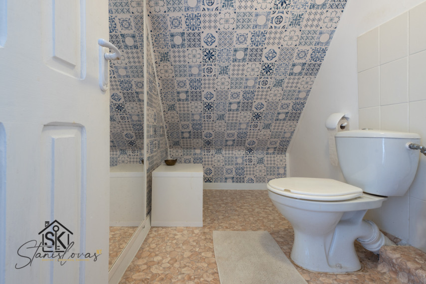 PARDUODAMA SODYBA IŠSKIRTINĖJE VIETOJE SU TVENKINIU IR 2.75 HA ŽEMĖS ŠILUTĖS R. SAV., NIKĖLŲ K. 22