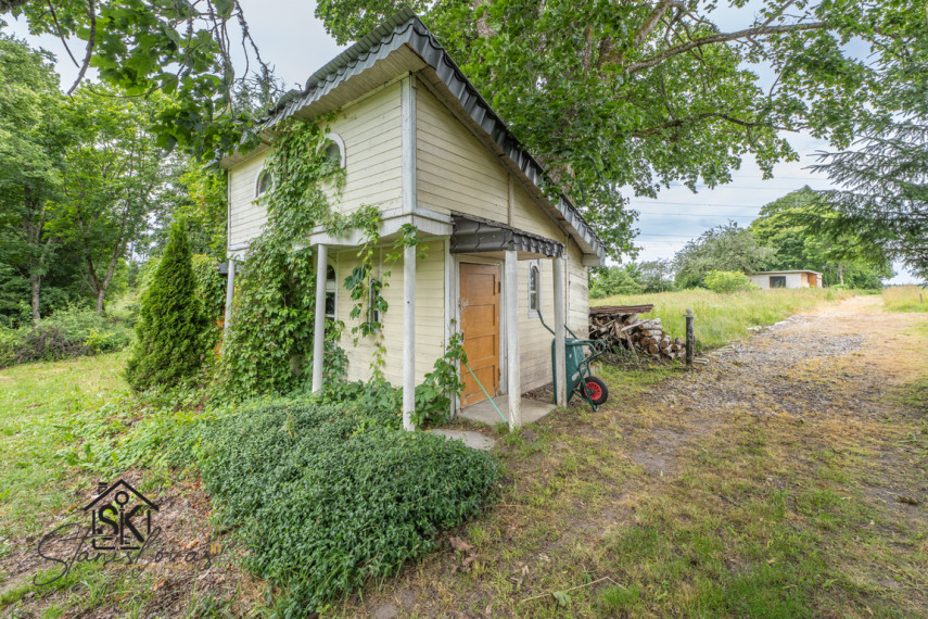 PARDUODAMA SODYBA IŠSKIRTINĖJE VIETOJE SU TVENKINIU IR 2.75 HA ŽEMĖS ŠILUTĖS R. SAV., NIKĖLŲ K. 27