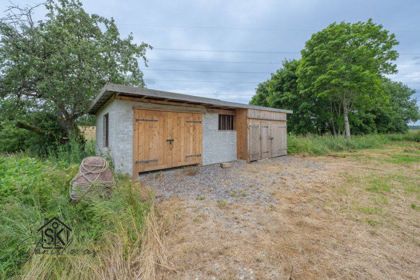 PARDUODAMA SODYBA IŠSKIRTINĖJE VIETOJE SU TVENKINIU IR 2.75 HA ŽEMĖS ŠILUTĖS R. SAV., NIKĖLŲ K. 33