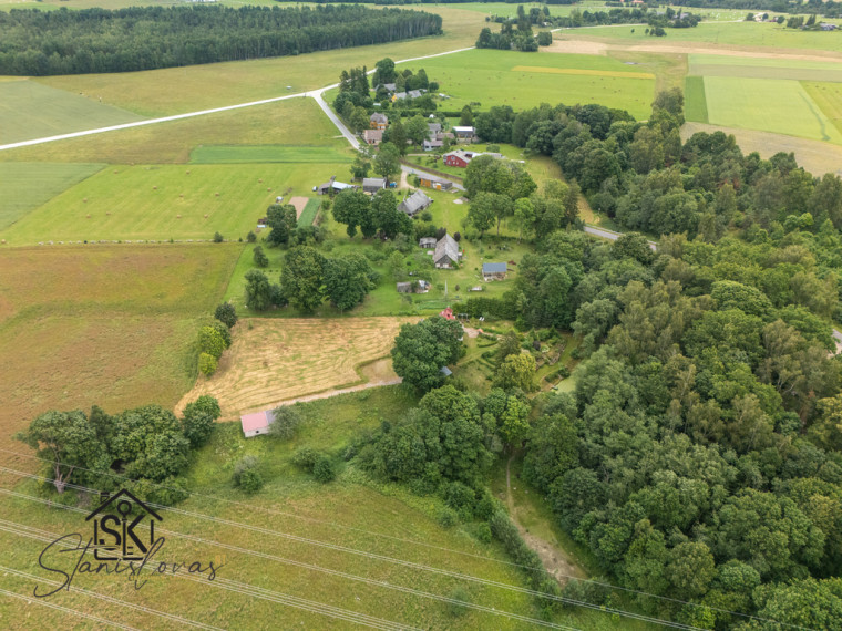 PARDUODAMA SODYBA IŠSKIRTINĖJE VIETOJE SU TVENKINIU IR 2.75 HA ŽEMĖS ŠILUTĖS R. SAV., NIKĖLŲ K. 34