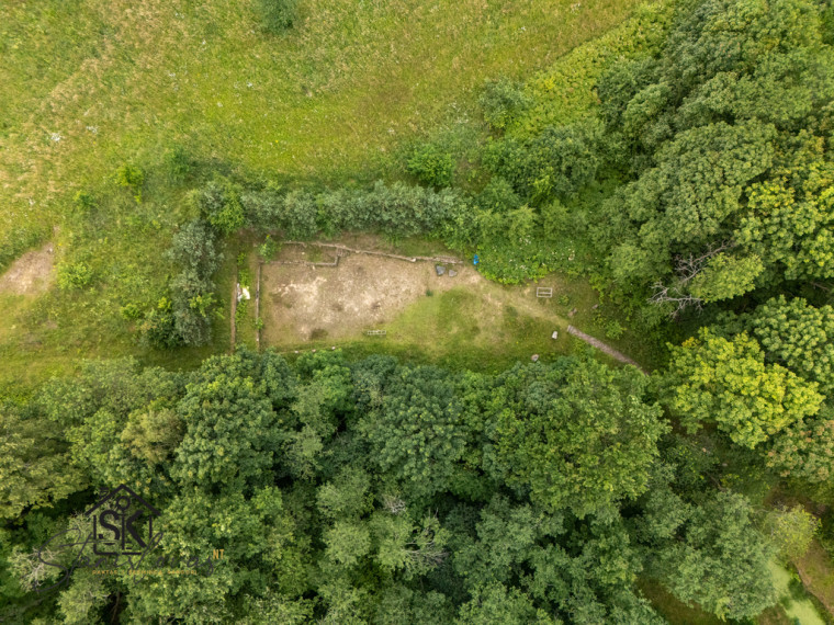 PARDUODAMA SODYBA IŠSKIRTINĖJE VIETOJE SU TVENKINIU IR 2.75 HA ŽEMĖS ŠILUTĖS R. SAV., NIKĖLŲ K. 39