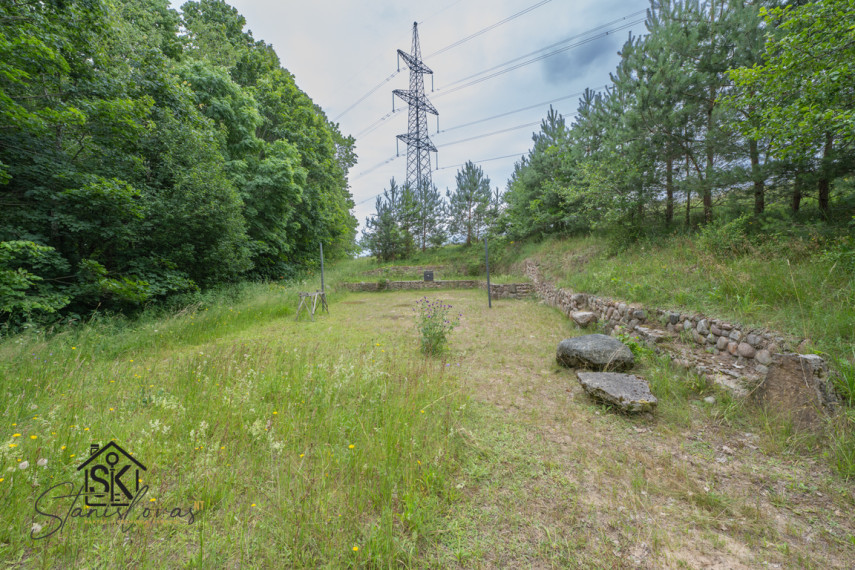 PARDUODAMA SODYBA IŠSKIRTINĖJE VIETOJE SU TVENKINIU IR 2.75 HA ŽEMĖS ŠILUTĖS R. SAV., NIKĖLŲ K. 47