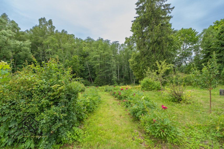PARDUODAMA SODYBA IŠSKIRTINĖJE VIETOJE SU TVENKINIU IR 2.75 HA ŽEMĖS ŠILUTĖS R. SAV., NIKĖLŲ K. 48