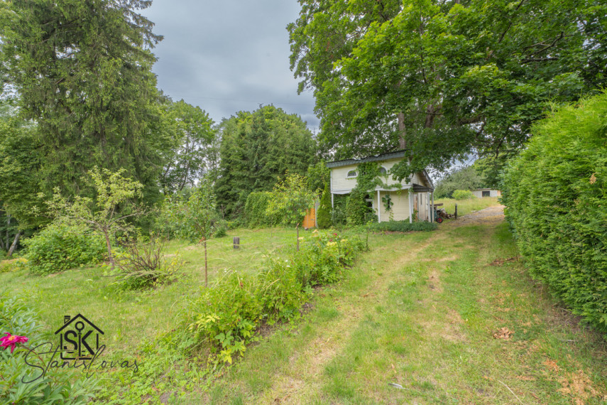 PARDUODAMA SODYBA IŠSKIRTINĖJE VIETOJE SU TVENKINIU IR 2.75 HA ŽEMĖS ŠILUTĖS R. SAV., NIKĖLŲ K. 49