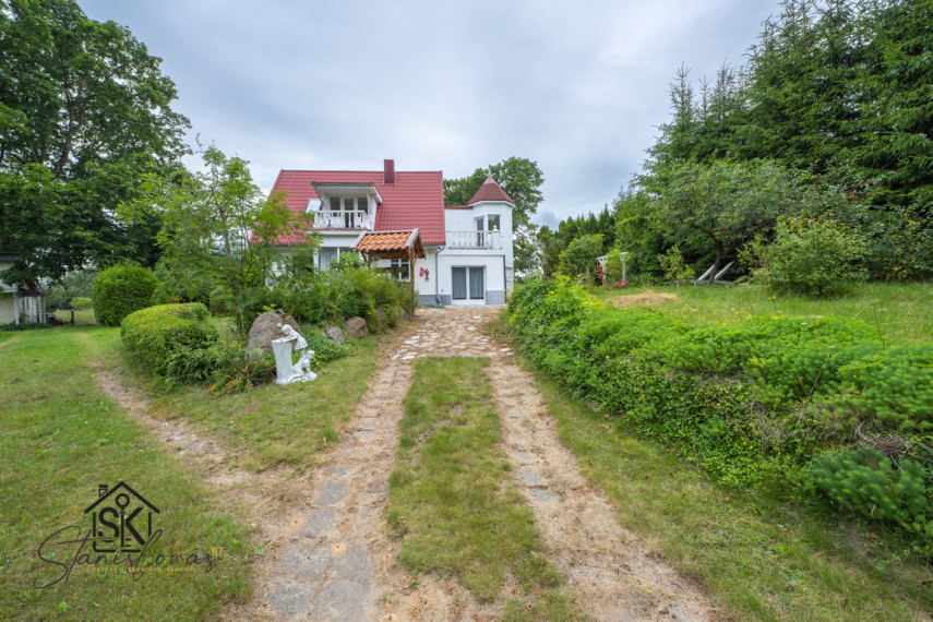 PARDUODAMA SODYBA IŠSKIRTINĖJE VIETOJE SU TVENKINIU IR 2.75 HA ŽEMĖS ŠILUTĖS R. SAV., NIKĖLŲ K. 50