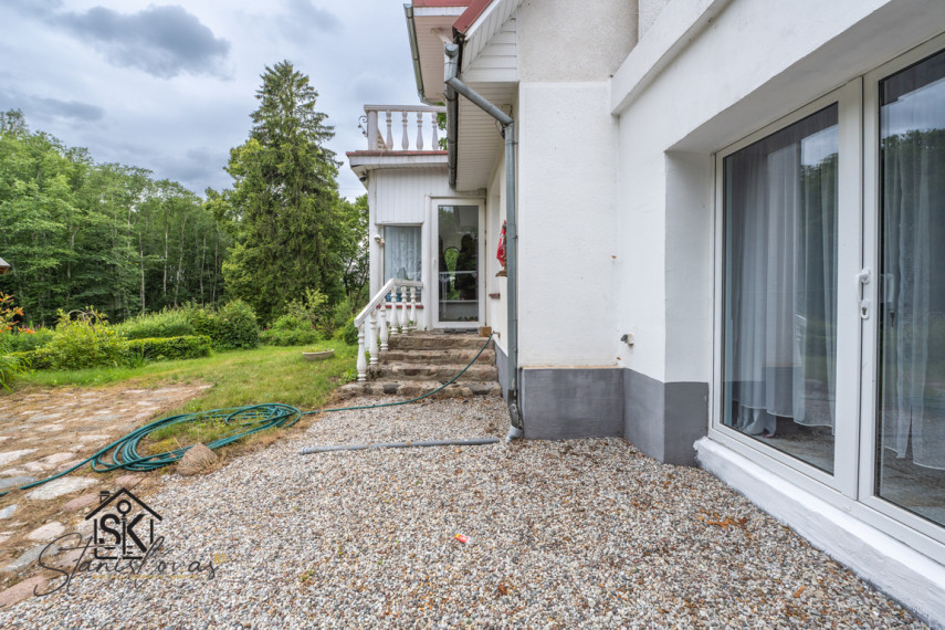 PARDUODAMA SODYBA IŠSKIRTINĖJE VIETOJE SU TVENKINIU IR 2.75 HA ŽEMĖS ŠILUTĖS R. SAV., NIKĖLŲ K. 51