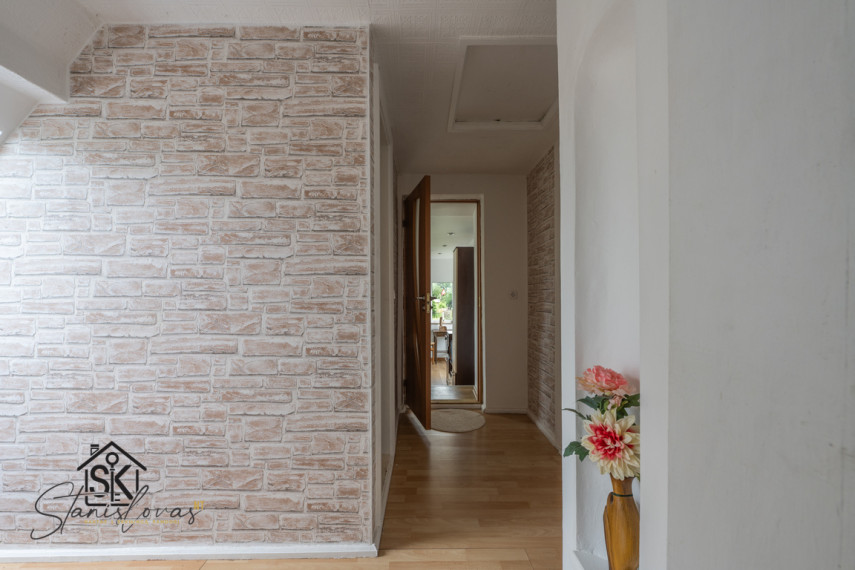 PARDUODAMA SODYBA IŠSKIRTINĖJE VIETOJE SU TVENKINIU IR 2.75 HA ŽEMĖS ŠILUTĖS R. SAV., NIKĖLŲ K. 52