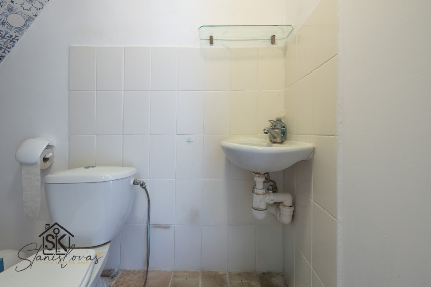 PARDUODAMA SODYBA IŠSKIRTINĖJE VIETOJE SU TVENKINIU IR 2.75 HA ŽEMĖS ŠILUTĖS R. SAV., NIKĖLŲ K. 53