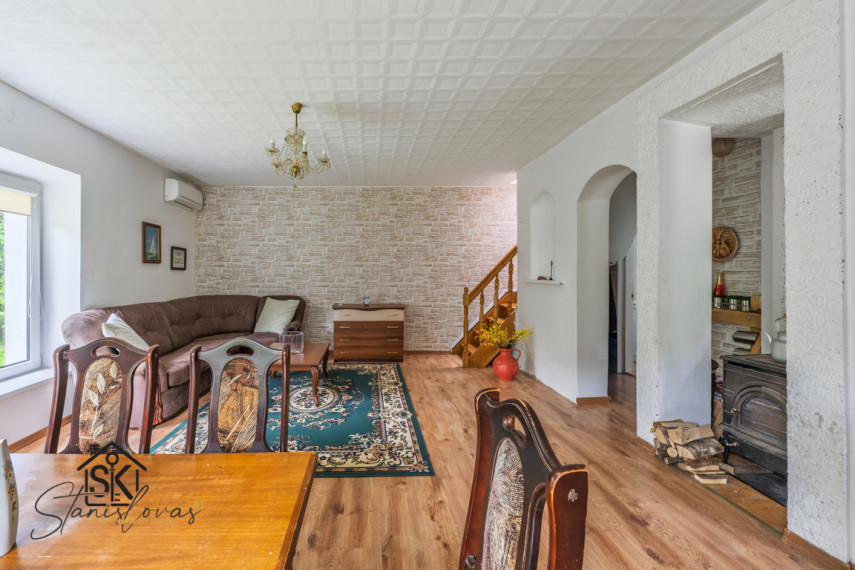 PARDUODAMA SODYBA IŠSKIRTINĖJE VIETOJE SU TVENKINIU IR 2.75 HA ŽEMĖS ŠILUTĖS R. SAV., NIKĖLŲ K. 55