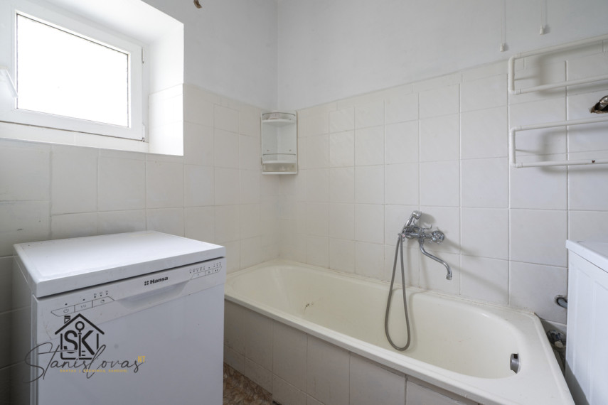 PARDUODAMA SODYBA IŠSKIRTINĖJE VIETOJE SU TVENKINIU IR 2.75 HA ŽEMĖS ŠILUTĖS R. SAV., NIKĖLŲ K. 57