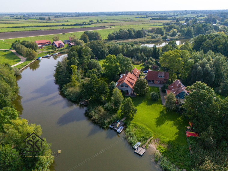 PARDUODAMAS PELNINGAS KAIMO TURIZMO VERSLAS – 6 AUTONOMINIŲ PASTATŲ KOMPLEKSAS SU 1,39 HA SKLYPAIS PRIE PAKALNĖS UPĖS (Pakalnės k., Pakalnės g. 64) 2