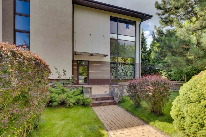 Parduodamas namas Alyvų g., Gineitiškių k., Vilniaus r. sav., 323 m2 ploto, 3 aukštai 2