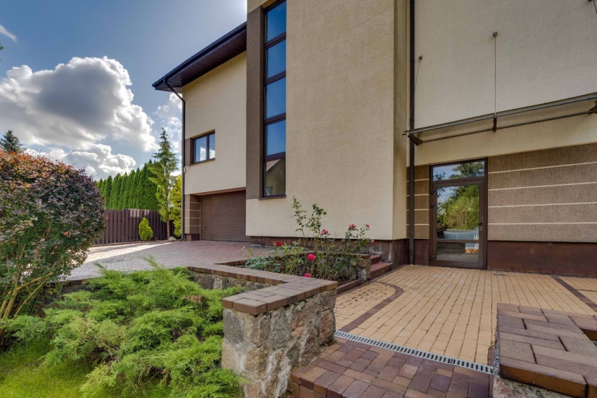 Parduodamas namas Alyvų g., Gineitiškių k., Vilniaus r. sav., 323 m2 ploto, 3 aukštai 3