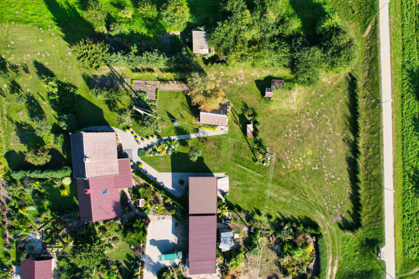 RUSNĖS MIESTELYJE PARDUODAMA NAMO DALIS SU 28.18 ARŲ ŽEMĖS SKLYPU 33