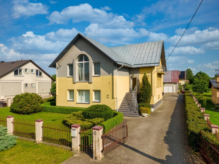 Parduodamas namas Riešutų g., Staniūnų k., Panevėžio r. sav., 642 m2 ploto, 2 aukštai 1