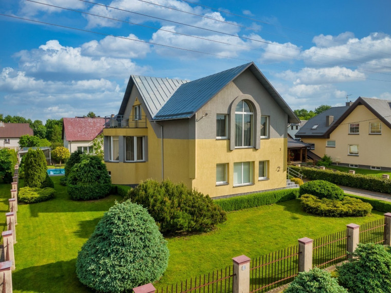 Parduodamas namas Riešutų g., Staniūnų k., Panevėžio r. sav., 642 m2 ploto, 2 aukštai 4