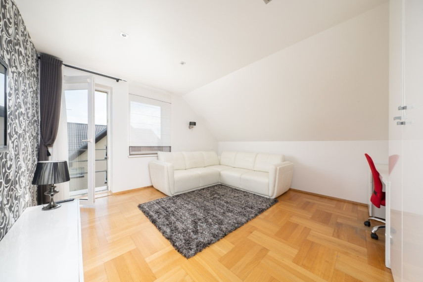 Parduodamas namas Riešutų g., Staniūnų k., Panevėžio r. sav., 642 m2 ploto, 2 aukštai 20