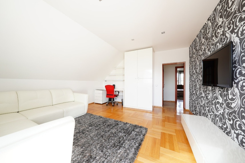 Parduodamas namas Riešutų g., Staniūnų k., Panevėžio r. sav., 642 m2 ploto, 2 aukštai 21