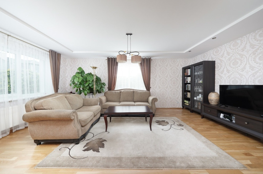 Parduodamas namas Riešutų g., Staniūnų k., Panevėžio r. sav., 642 m2 ploto, 2 aukštai 44