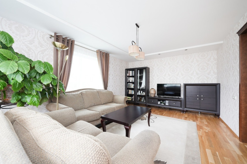 Parduodamas namas Riešutų g., Staniūnų k., Panevėžio r. sav., 642 m2 ploto, 2 aukštai 45