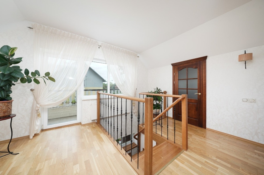 Parduodamas namas Riešutų g., Staniūnų k., Panevėžio r. sav., 642 m2 ploto, 2 aukštai 53