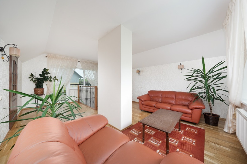 Parduodamas namas Riešutų g., Staniūnų k., Panevėžio r. sav., 642 m2 ploto, 2 aukštai 55