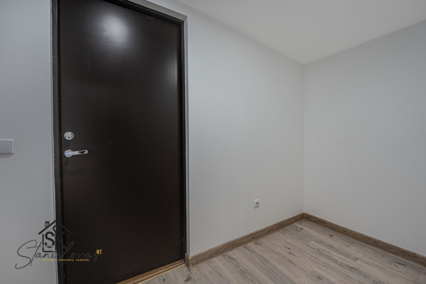 PIRMAME AUKŠTE PARDUODAMAS 3 KAMBARIŲ BUTAS ŠILUTĖJE, V.KUDIRKOS G. 6 21