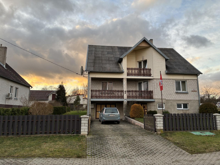 Parduodamas namas Malūno g., Kelmės m., Kelmės r. sav., 300.00 m² ploto 10 kambarių 3