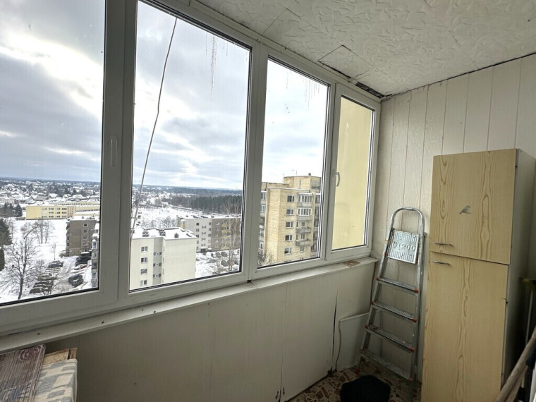 Utenoje parduodamas 3 kambarių butas su 3 balkonais ir rūsiu 17