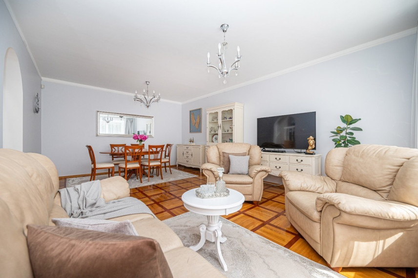 Parduodamas namas Vyšnių g., Molėtų m., Molėtų r. sav., 290.16 m2 ploto, 2 aukštai 3