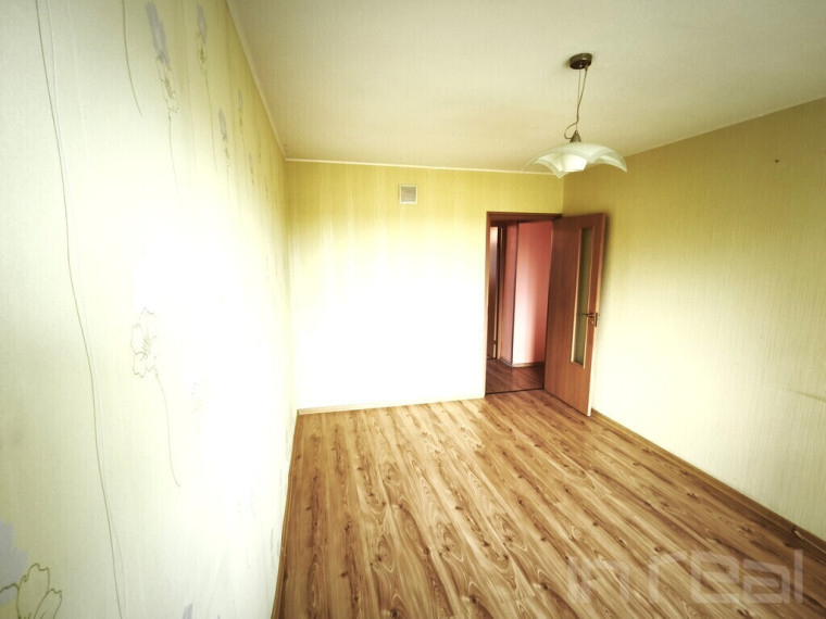 Mėgstamiausiame uteniškių Aukštakalnio kvartale, Taikos g. , renovuotame name parduodamas geras 4 kambarių butas 19