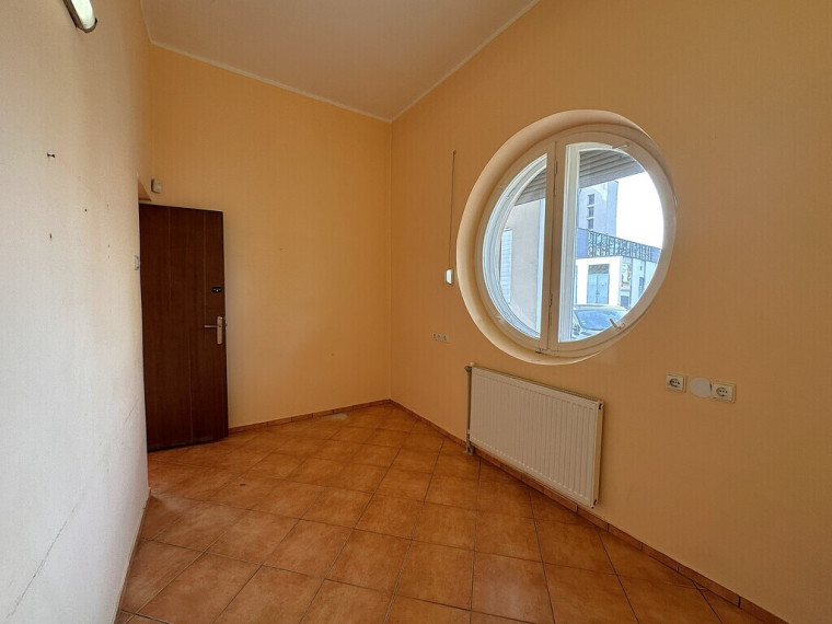 PARDUODAMOS 233.28 KV. M. KOMENCINĖS PATALPOS PASVALIO MIESTO CENTRE, BIRŽŲ G. 12 8