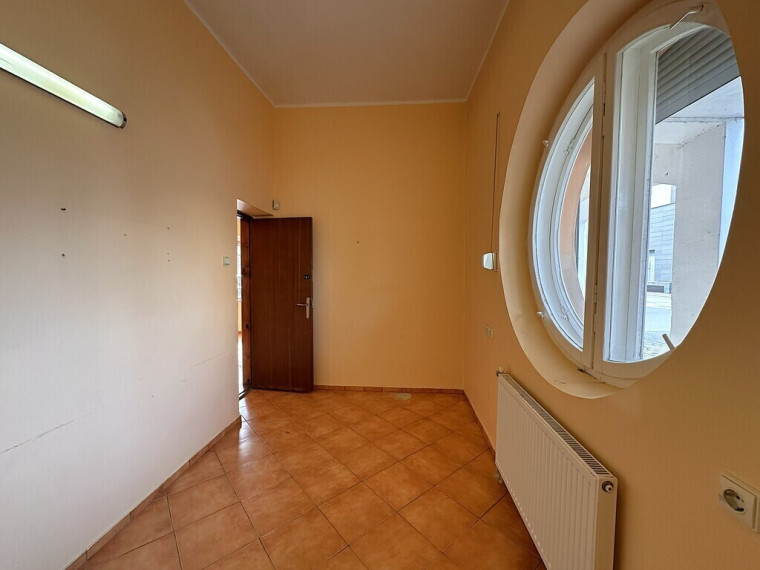 PARDUODAMOS 233.28 KV. M. KOMENCINĖS PATALPOS PASVALIO MIESTO CENTRE, BIRŽŲ G. 12 9