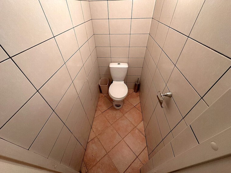 PARDUODAMOS 233.28 KV. M. KOMENCINĖS PATALPOS PASVALIO MIESTO CENTRE, BIRŽŲ G. 12 49