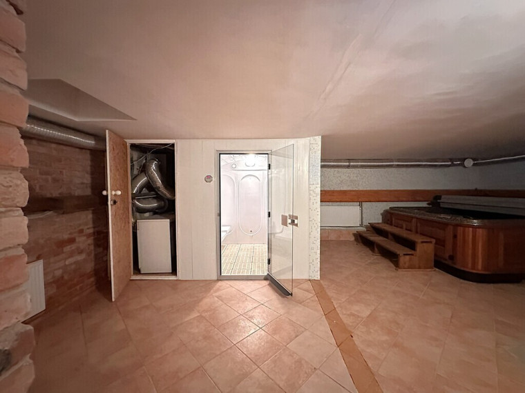 PARDUODAMOS 233.28 KV. M. KOMENCINĖS PATALPOS PASVALIO MIESTO CENTRE, BIRŽŲ G. 12 52