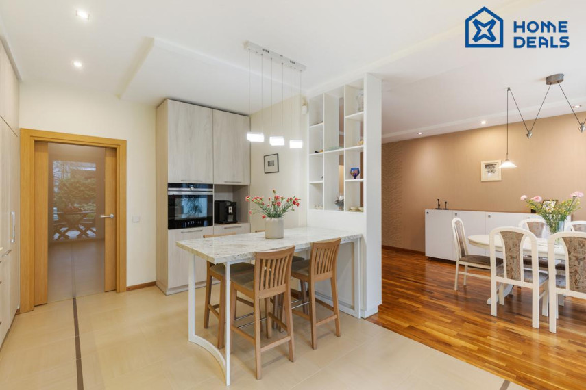 Parduodamas namas Žalčio Karūnos al., Aukštutiniai Kaniūkai, Kauno m., Kauno m. sav., 279.42 m² ploto 4 kambariai 9