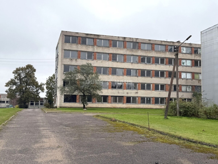 Parduodamos administracinės, gamybinės, kitos paskirties, maitinimo, sandėliavimo patalpos Mokyklos g., Budraičių k., Kelmės r. sav., 1943.57 m2 ploto 4