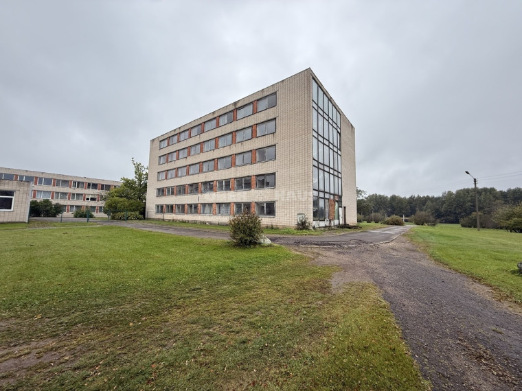 Parduodamos administracinės, gamybinės, kitos paskirties, maitinimo, sandėliavimo patalpos Mokyklos g., Budraičių k., Kelmės r. sav., 1943.57 m2 ploto 3