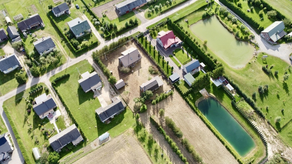 GALIMYBĖ PIRKTI IŠSIMOKĖTINAI  - Parduodamas namas Tiskūnuose 21