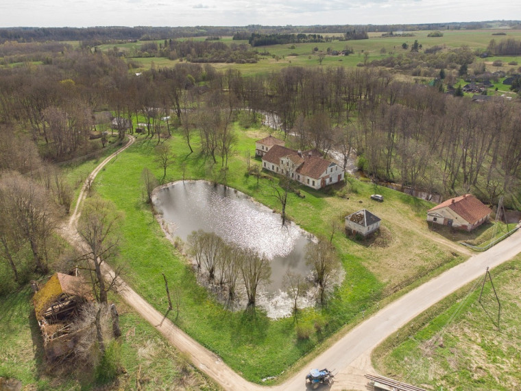 Parduodamas namas Kalno g., Klabinių k., Molėtų r. sav., 490.6 m2 ploto, 2 aukštai 18