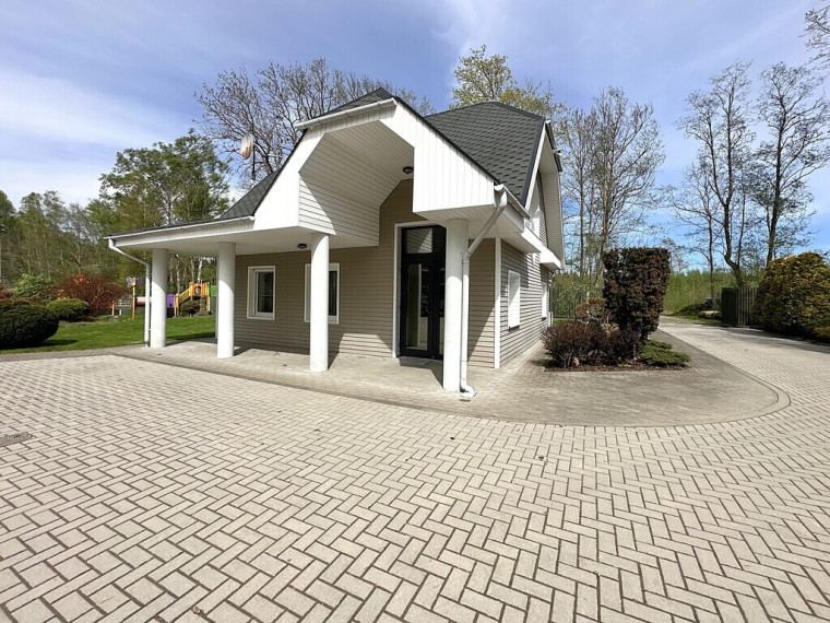 PANEVĖŽIO PRIEMIESTYJE, SAMANYNĖS KAIME, 3,5813 HEKTARŲ SKLYPE, YPATINGAI RAMIOJE VIETOJE MIŠKO APSUPTYJE PARDUODAMAS 121,33 KV.M. GYVENAMASIS NAMAS SU 133,60 KV.M. SVEČIŲ NAMU IR LAUKO SVETAINE 48