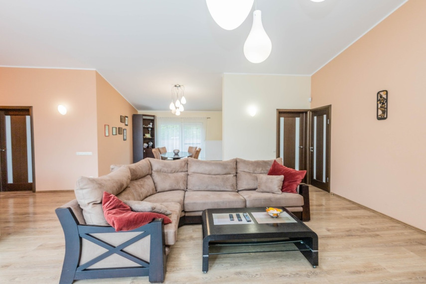 Parduodamas namas Miškininkų g., Šatijų k., Kauno r. sav., 242 m2 ploto, 2 aukštai 23